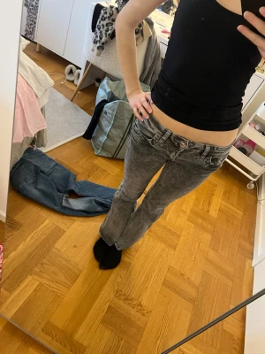 Gråa low waist bootcut jeans - Säljer ett oar gråa low waist, bootcut jeans. 