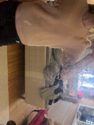 Ljusrosa fluffig tröja - Mysig ljusrosa tröja med rund hals och kort ärm. Tröjan har en fluffig, mjuk yta och sitter tajt vid midjan. Perfekt för att skapa en söt och enkel look.