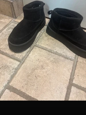 Mou eskimo uggs liknande - Jätte snygga vinterskor i ganska ny skick! Lite trasiga på ena skon på baksidan, skriv för bild💕 inget som påverkar skon och syns knappt!