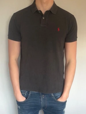 Ralph Lauren piké  - Väldigt fint skick, använd fåtal gånger | modellen är 185 cm lång och väger ca 78 kg