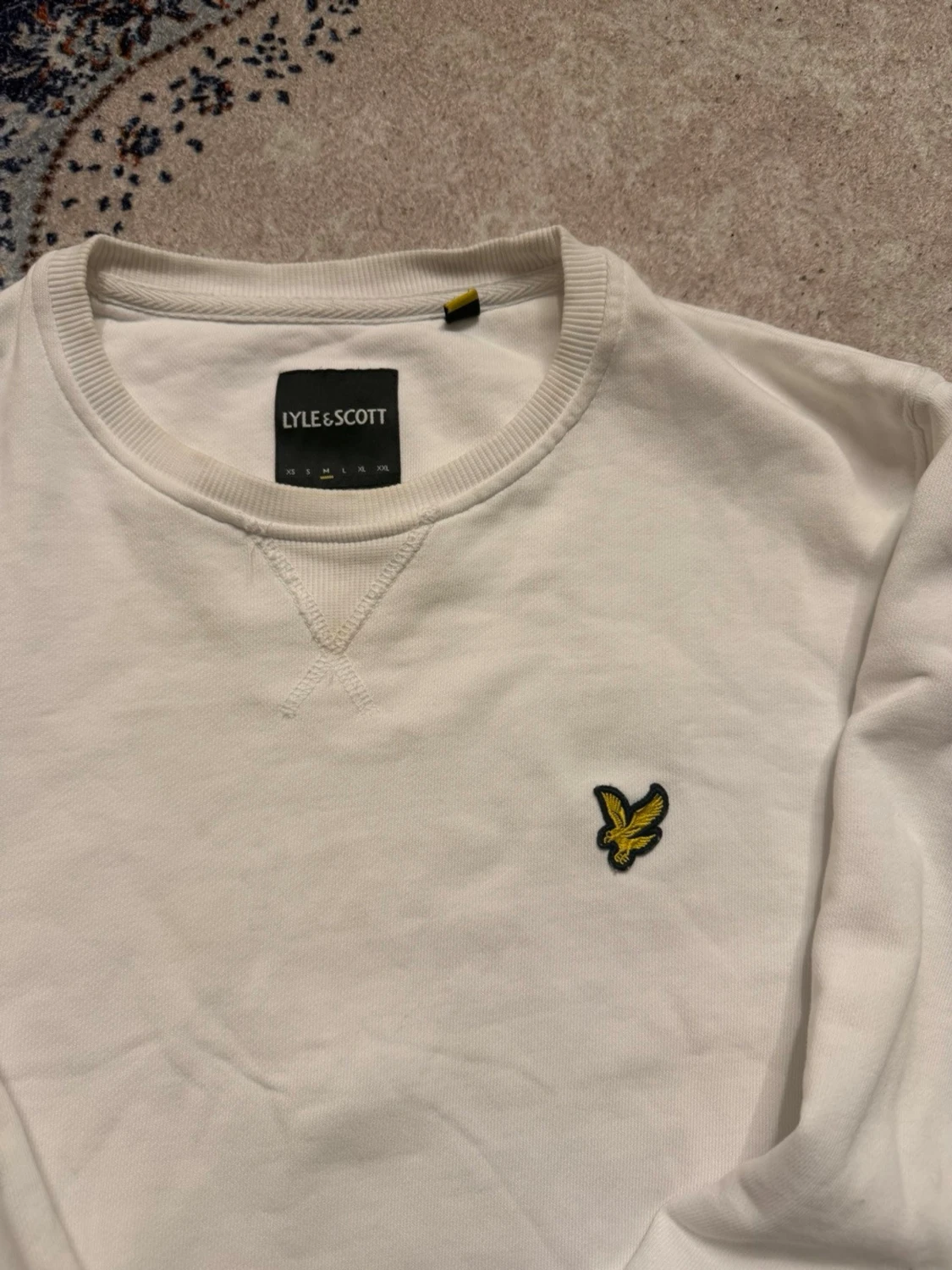 Vit sweatshirt från Lyle & Scott - 1