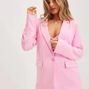 Nelly blazer - Rosa blazer med tillhörande kostymbyxor. Endast provade! Säljer för 250 men säljer hela setet för 500 💖