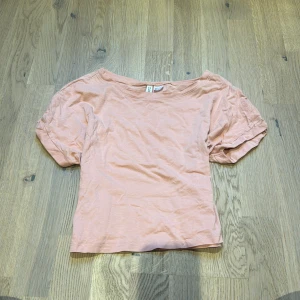 Rosa topp från H&M Divided - Säljer en söt rosa topp från H&M Divided i storlek S. Toppen har korta ärmar och är perfekt för sommardagar, den är en bit ”cropped” men ser fin ut. Den är gjord i ett mjukt bomullsmaterial och har en avslappnad passform. Perfekt för en casual look.🩷