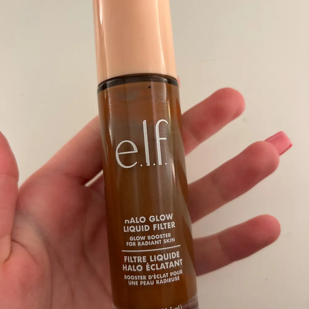 Säljer en e.l.f. Halo Glow Liquid Filter, en flytande highlighter som ger en strålande lyster till huden. Perfekt för att boosta din glow! Kommer i en smidig flaska med applikator för enkel applicering. köpte denna för att använda som bronser endast testad en gång men det var för mörk, den har läckt lite då jag inte stängde den helt en gång så skulle säga att cirka 70% är kvar. Skönhet.