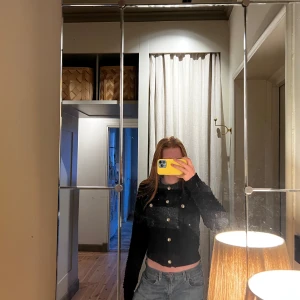 Hm kofta - Svart stickad kofta från hm med guldknappar. Skulle säga att den är i bra skick då den andvänts få antal gånger. I storlek xs. 