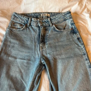 Ljusblå jeans från Gina - Säljer ett par ljusblå jeans från Gina i storlek 32. Säljer för dem är lite för små, men dem är i jätte bra skick 