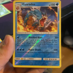 Gyarados Pokémon-kort - Säljer ett Gyarados Pokémon-kort. Det är i fint skick och perfekt för samlare eller spelare som vill förstärka sin kortlek. Kortet har en blå och gul design med en bild av Gyarados i mitten. Ny pris 100kr