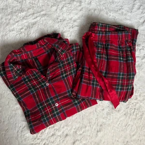 Julpyjamas - Säljer denna superfina julpyjamasen i flanell❣️Slutsåld!! Är lite liten på mig så tvekar därför på om den kommer användas. Står storlek S men passar bättre på nån som har XS