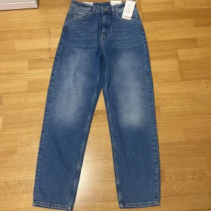 90's Baggy jeans från H&M - Säljer ett par snygga 90's Baggy jeans från H&M i blå denim. Aldrig använda med prislapen kvar. Priset kan diskuteras!