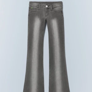 Grå bootcut jeans från Weekday - Säljer ett par snygga grå bootcut jeans i mycket bra skick. De har en klassisk femficksdesign med knapp och dragkedja framtill. Dem är helt nya! Säljer pågrund av att dem är försmå!💕storlek W24L32