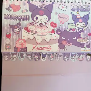 Söt kalender för 2025 med Kuromi-motiv. Mått: 20 x 25 cm. Ny! 