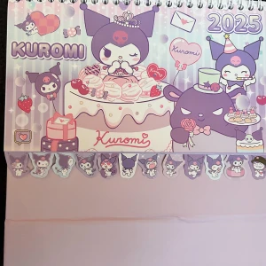 Söt kalender för 2025 med Kuromi-motiv! - Söt kalender för 2025 med Kuromi-motiv. Mått: 20 x 25 cm. Ny! 