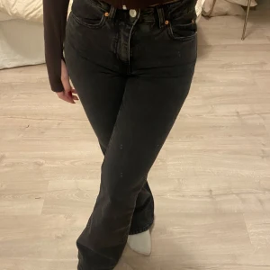 Classic boot jeans - Ginas classic boot jeans, endast använd en gång. Sitter jättesnyggt och smickrande för kroppen. Jag är 160 lång för referens