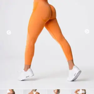 Snygga och bekväma orange leggings perfekta för träning. De är tighta och framhäver formen på ett smickrande sätt. Materialet är stretchigt och andas bra, vilket gör dem idealiska för intensiva träningspass. Passar perfekt för gymmet eller yoga.