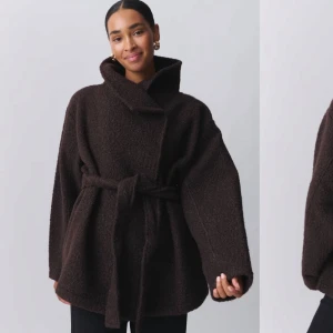 Mörkbrun teddyjacka med bälte - Säljer en supermysig mörkbrun teddyjacka med bälte i midjan från ginatricot. Perfekt för kyliga höst- och vinterdagar och är i mycket bra skick. orginalpriset är 599kr.💞