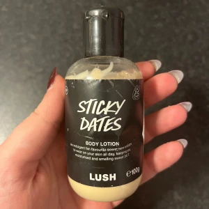 Lush sticky dates lotion - LUSH Sticky Dates Body Lotion, 100g. En lyxig lotion med söt doft av dadlar, perfekt för att hålla huden återfuktad hela dagen. Smidig flaska med svart lock, lätt att ta med sig. Perfekt för daglig användning för en mjuk och väldoftande hud. Använd se bild för hur mycket som är kvar!