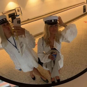 Adoore Klänning - Säljer min superfina Adoore klänning, mini. Högsta budet är på 1200kr.  Endast använd en gång, perfekt till Studenten/ midsommar! 🤍 Ligger ute på Vinted oxå så först till kvarn!