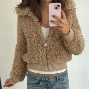 Beige teddyjacka från Gina Tricot - Supermysig beige teddyjacka från Gina Tricot i storlek 36. Perfekt för höst och vinter med dragkedja framtill och ribbade muddar. Jackan är i mycket bra skick och super gosig och varm 🐻 