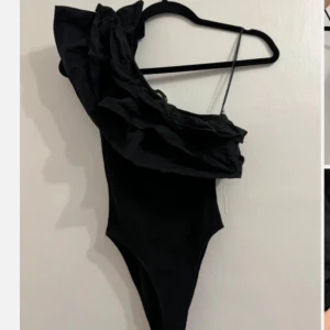 Svart body med volang  - Jättefin svart body med volang från zara i storlek s 💓💓💓💓💓