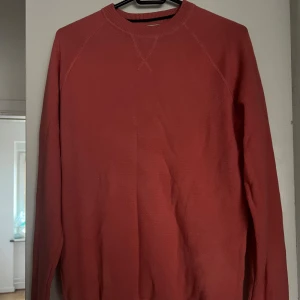 Röd tröja från Matinique - Säljer en snygg röd tröja från Matinique i storlek XS. Perfekt för höst och vinter med sin varma och bekväma design. Tröjan har långa ärmar och är i mycket bra skick. Passar både till vardags och lite finare tillfällen.