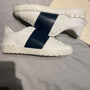 Valentino opens - Tjena, säljer dessa feta skor till ett rimligt pris. Skorna är i topp skick och har inte tydliga skavanker.😍 Skorna är i storlek 45. Har ni några frågor är det bara höra av er😊 MVH Albin.