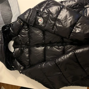 Svart pufferjacka från Moncler - Säljer en snygg svart pufferjacka från Moncler i mycket bra skick. Om d vill snackar om priset kom privat