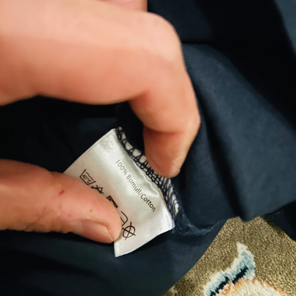 Säljer en svart t-shirt från Polo Club med tryck på framsidan. Den har texten 'Polo Club Saint Vincent' och en amerikansk flagga. Perfekt för en casual look eller en avslappnad dag ute. T-shirten är i bomull och har korta ärmar. Ny med taggar!. T-paidat.