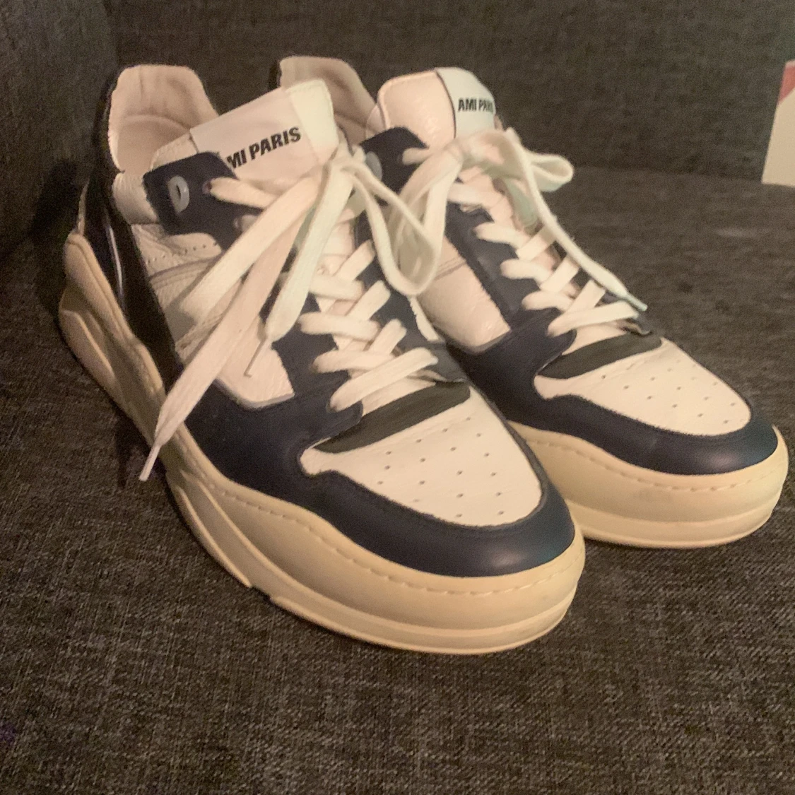 Svartvita sneakers från AMI Paris