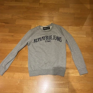 Replay Sweatshirt - Fet tröja från Replay, säljer då den inte använda. Storlek M men passar S