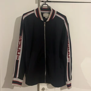 Mörkblå tröja från Gucci - Väldigt snygg gucci tröja som är äkta och i väldigt bra skick