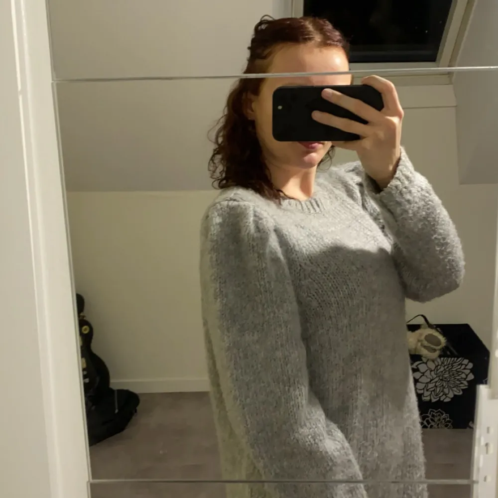 Säljer en supermysig grå stickad tröja med puffärmar. Perfekt för höst och vinter! Den har en rund halsringning och är i mycket bra skick. Passar perfekt för en avslappnad stil eller när du vill hålla dig varm och snygg. Nypris 500. Neuletakit & Villapaidat.