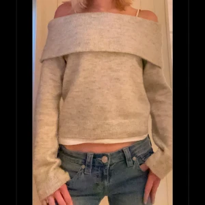 grå off shoulder stickad tröja  - jättefin off shoulder stickad tröja från hm (lappen är borta så jag är inte 100) passar superbra nu till vintern 💘