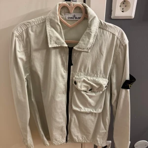 Vit jacka från Stone Island - Säljer en snygg jacka från Stone Island i mycket bra skick 10/10. Fick i present i somras men för liten för mig storlek S.