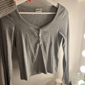 Långärmad tröja  - Grå långärmad tröja från Vera Moda som är använd max 3 gånger! Ny skick 