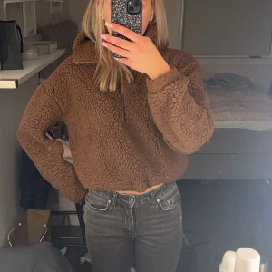 Brun fleece hoodie från Bershka - Mysig brun fleece tröja ifrån bikbok. Knappt använd