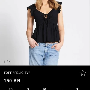 Svart topp 'Felicity' från lager 157 - Snygg svart topp med volangärmar och knytning framtill. Perfekt för både vardag och fest.  Skriv för bilder och innan köp💕💕 pris kan diskuteras💕