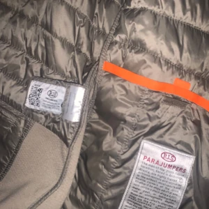 Grå jacka från Parajumpers - Säljer en snygg grå jacka från Parajumpers i mycket bra skick. Den har en quiltad design med dragkedja framtill och en cool orange detalj vid kragen. Perfekt för höst och vår, med långa ärmar och en bekväm passform. Passar både till vardags och lite mer uppklädda tillfällen.