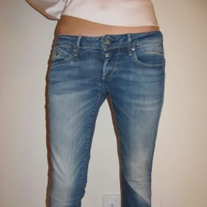 Lådmidjade jeans - Lågmidjade bootcut jeans G star i strl 28 💫