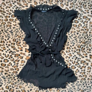 Söt blus  - Söt blus i mesh med paljetter och volanger. Superfina silvriga paljetter. Blusen är lite genomskinlig men man kan absolut ha ett linne under, det är nästan finare så enligt mig! Priset är förhandlingsbart, läs bio innan köp! 💗