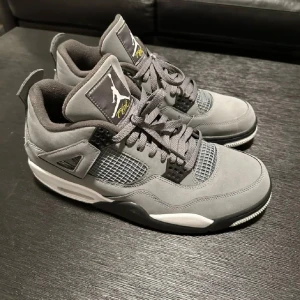  Jordans 4 cool grey  - Säljer ett par grå Nike Air Jordans i bra skick. Säljer billigt pågrund av att ena skon är skrapad fram vilken syns på bild. Inga hål och annars i jätte bra sick. Storlek 38 men passar 39, 37 kan även använda skorna om man lägger in en till sula. 