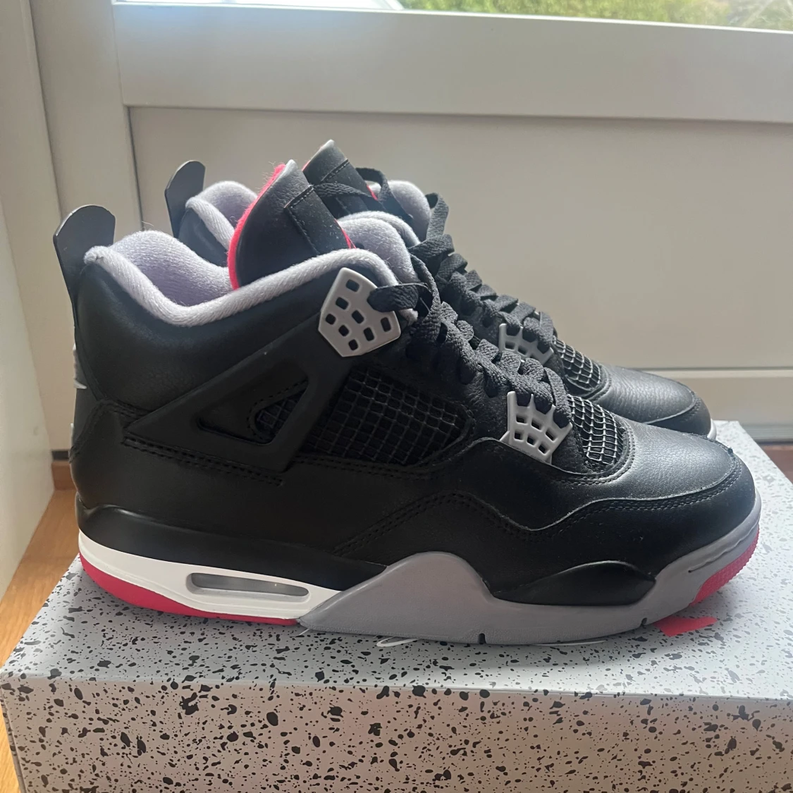 Nike Air Jordans i svart och röd - 90