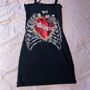 Klänning  - Super snygg klänning. Lappen avklippt men är från jawbreaker, står L men har själv haft den när jag hade XS så passar allt däremellan. 💗