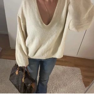 Ljusgul stickad tröja  - Så fin och mysig ljus gul tröja!!🤎🤎