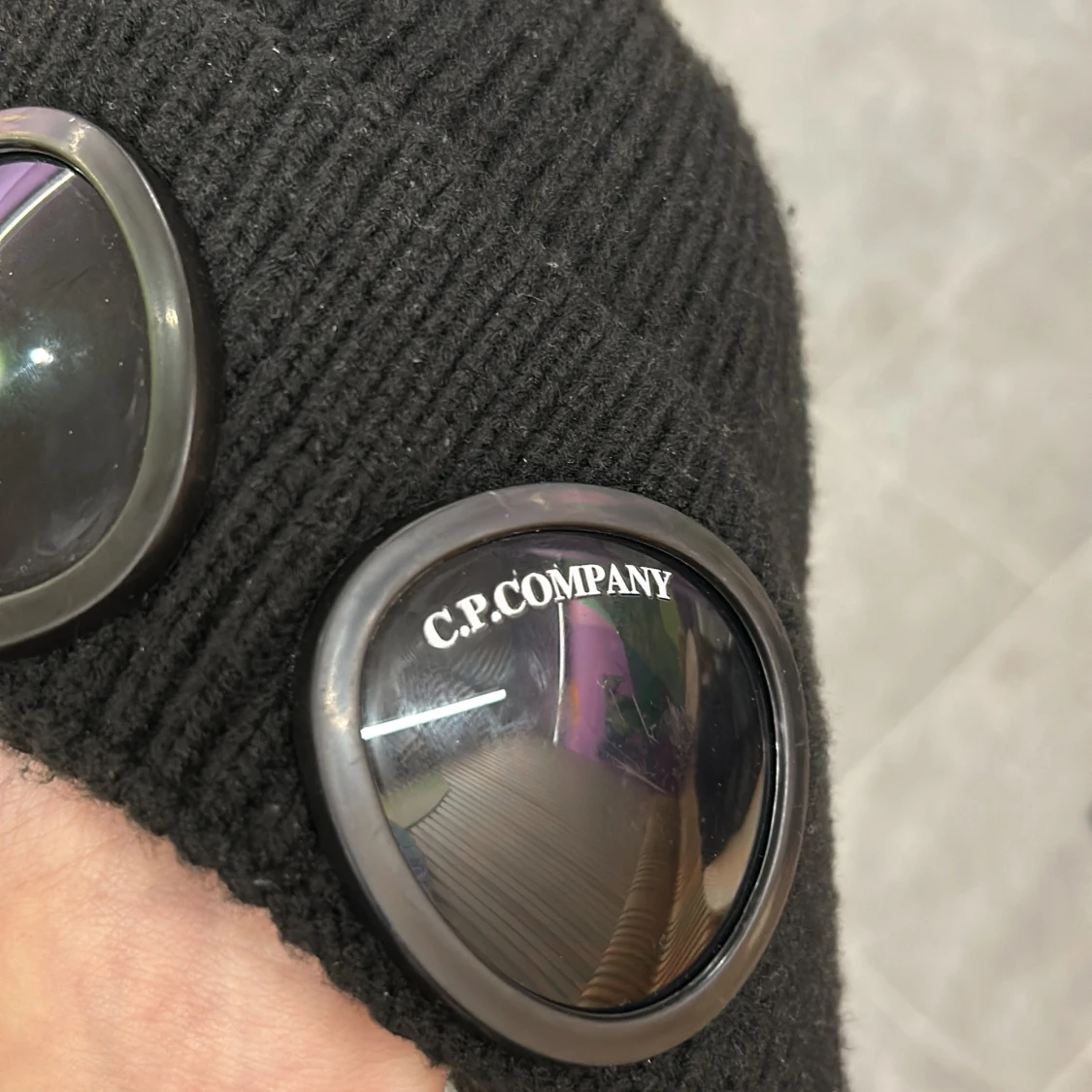 Svart mössa med glasögondetalj från C.P. Company - 91