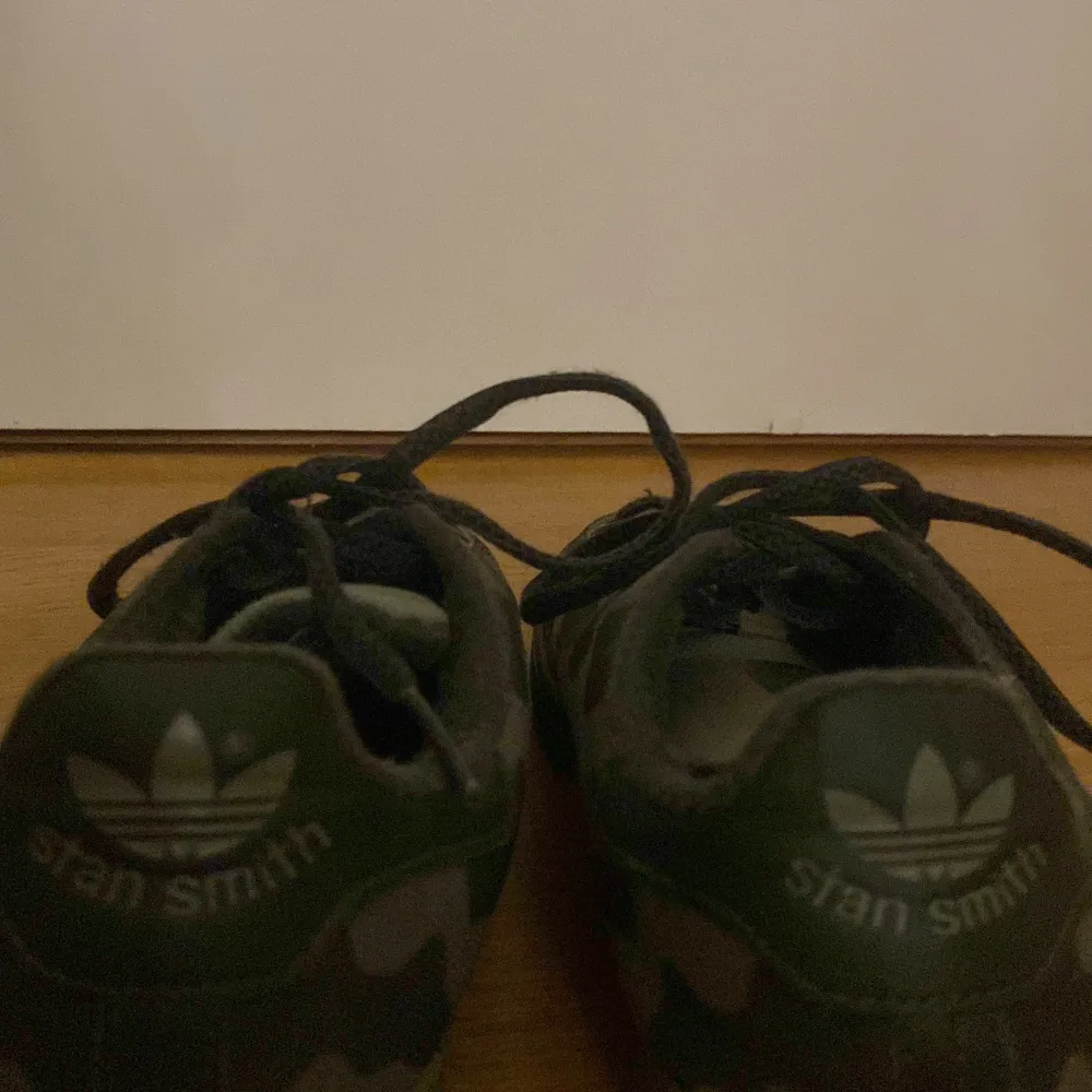 Säljer ett par coola Adidas Stan Smith sneakers i camouflage-mönster . Skor.