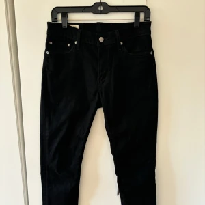 Svarta Levis 511 jeans - Säljer ett par svarta Levis 511 premium jeans i ny skick. Bara använts nångång det finns inga märken eller spår av användning. De är slim fit och har en klassik design. Perfekta för både vardag och fest! 🖤 30w32l