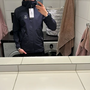 Haglöfs  - Tja! Säljer nu denna stilrena jackan från Haglöfs. Jackan har etiketten kvar. Skick 10/10. Jackans modell är velum jacket och kostar ny 1799. Det är bara att skriva vid fler frågor. Priset är ej hugget i sten😊