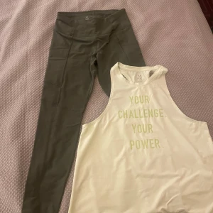 Gröna leggings och tröja från SOC - Säljer ett par gröna leggings och tröja från SOC i storlek M. De är perfekta för träning med sin bekväma passform och fukttransporterande material. Leggingsen har en hög midja som ger extra stöd och komfort under dina träningspass. Perfekta för både gymmet och yoga!