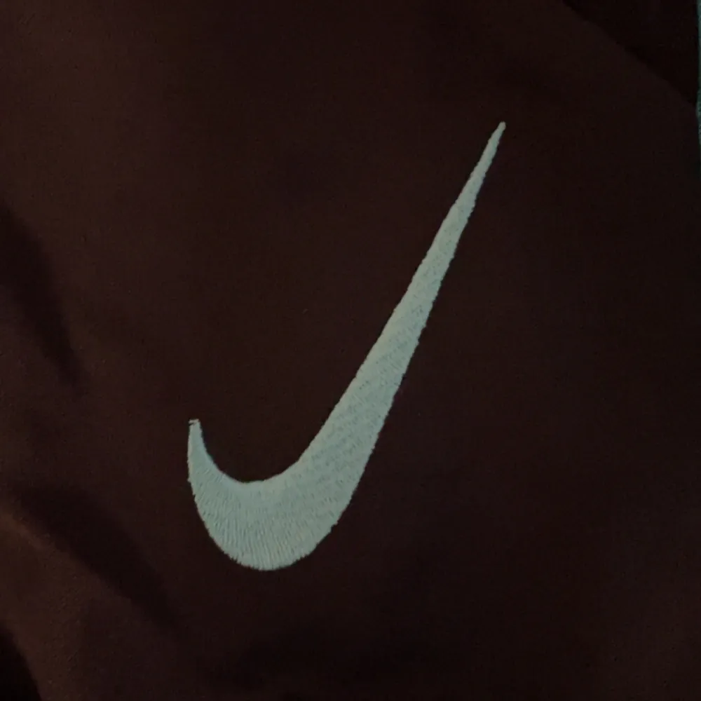 Säljer ett svart träningsset från Nike med Inter-logga. Tröjan är långärmad och har en snygg turkos Nike-logga på bröstet. Perfekt för fotbollsträning eller annan sportaktivitet. Setet är i nytt skick och redo för användning!. Tröjor & Koftor.