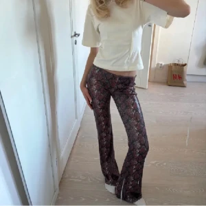 Glittriga festbyxor - Ascoola festbyxor med ormskinnsmönster!💕 i storlek s men passar även xs. Jag är 168 o dom är långa på mig!! (Lånade bilder från den jag köpte av här på plick)